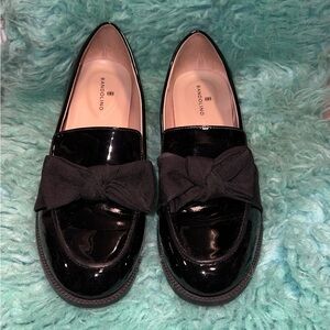 Bandolino Glossy Black Loafers with Bow Accent